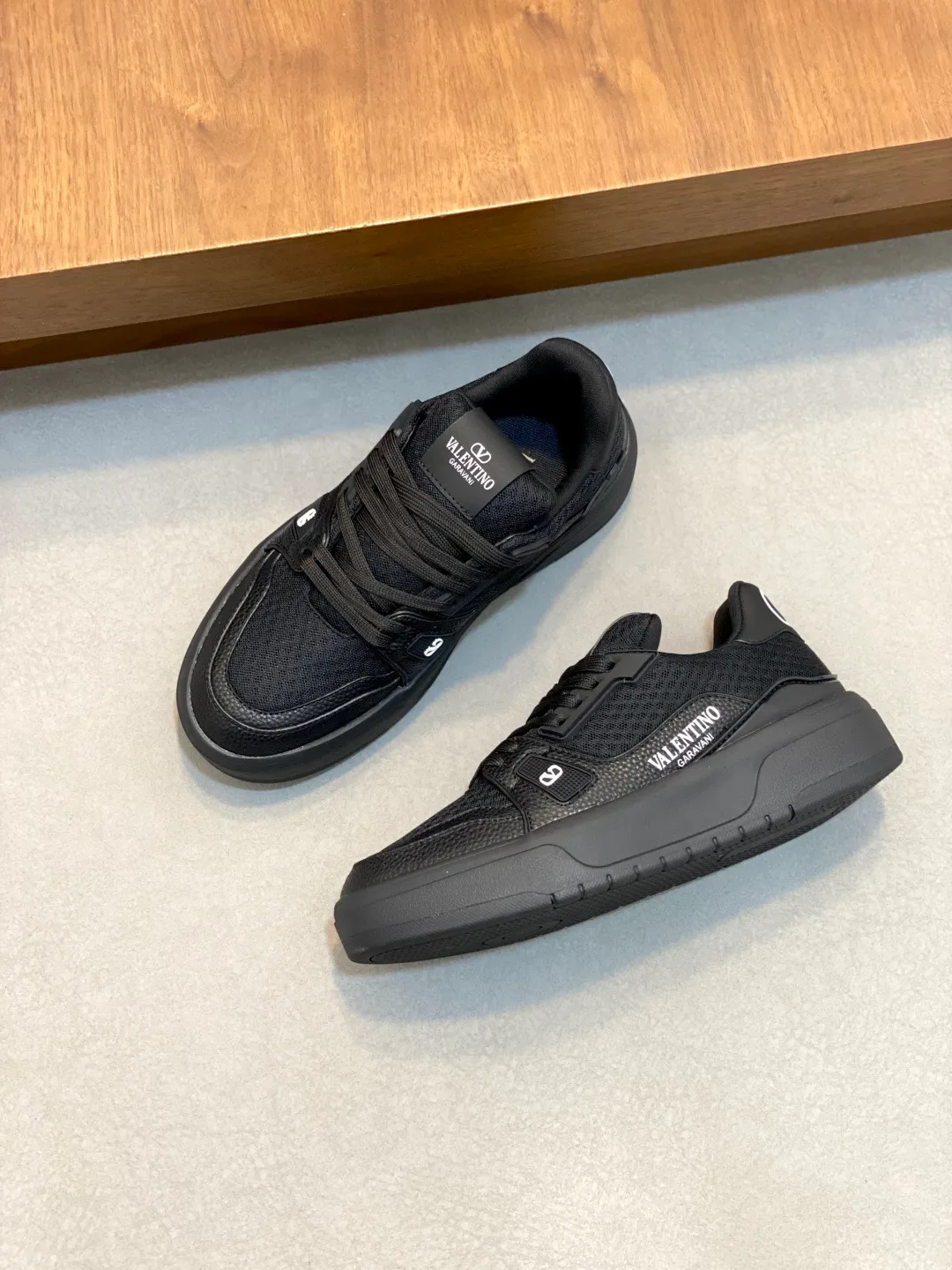 Men's shoes 💰660 Valentino/VALENTINO JOIE DE JOUER couple's low-top sneakers. This sneaker is made of splicing and is decorated with rubber VLOGO SIGNATURE details on the front. The upper is punched and the tongue is decorated with VLOGO SIGNATURE. Logo, with two-color rubber outsole, suede leather fabric lining, logo cowhide insole, fashionable and elegant style, comfortable and breathable for the upper foot, full of personality, and comes with a complete set of original packaging! Code number: 39-44 (38, 45 customized)